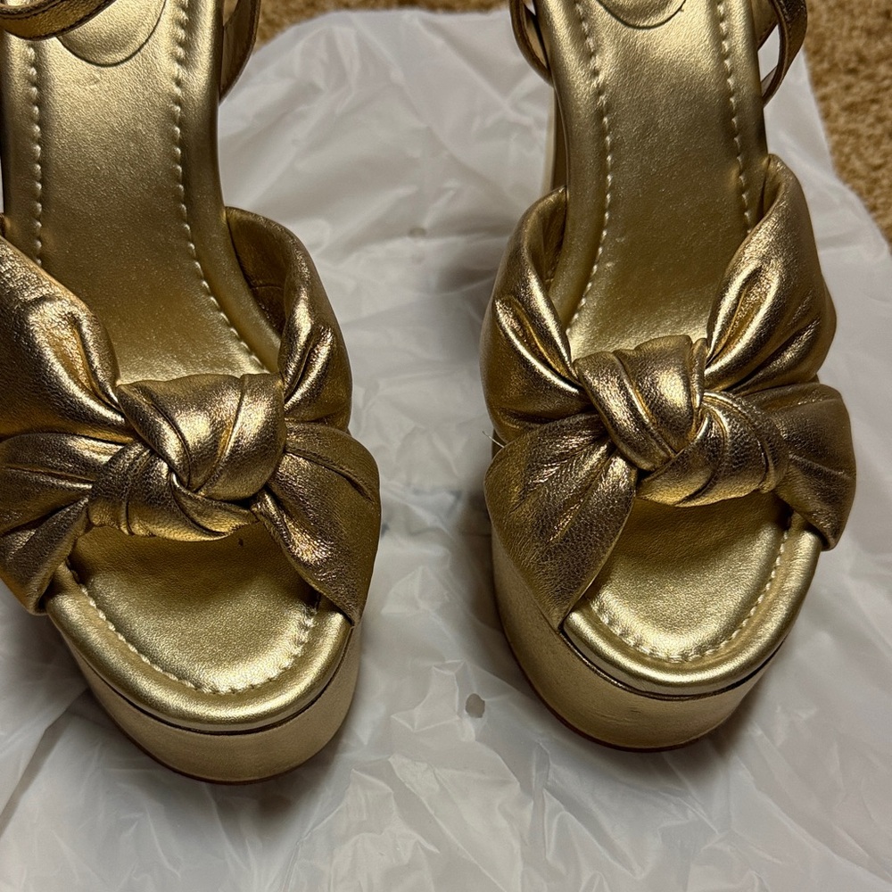 Michael Kors Gold Women's Sandals sz 7 - Picture 2 of 10